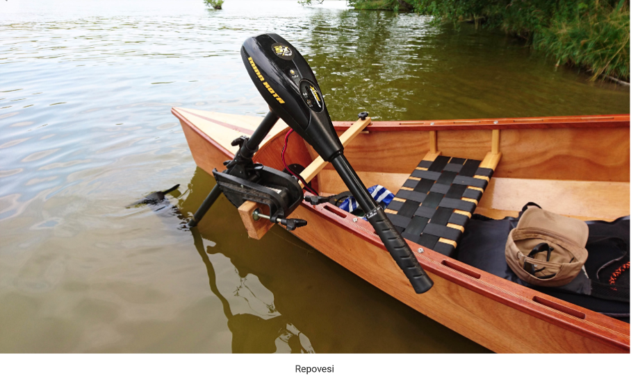 REPOVESI Kanadier Kajak auf dem Wasser